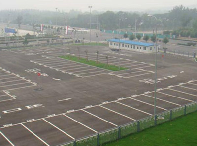 一個(gè)標(biāo)準(zhǔn)的停車場有多少停車位啊